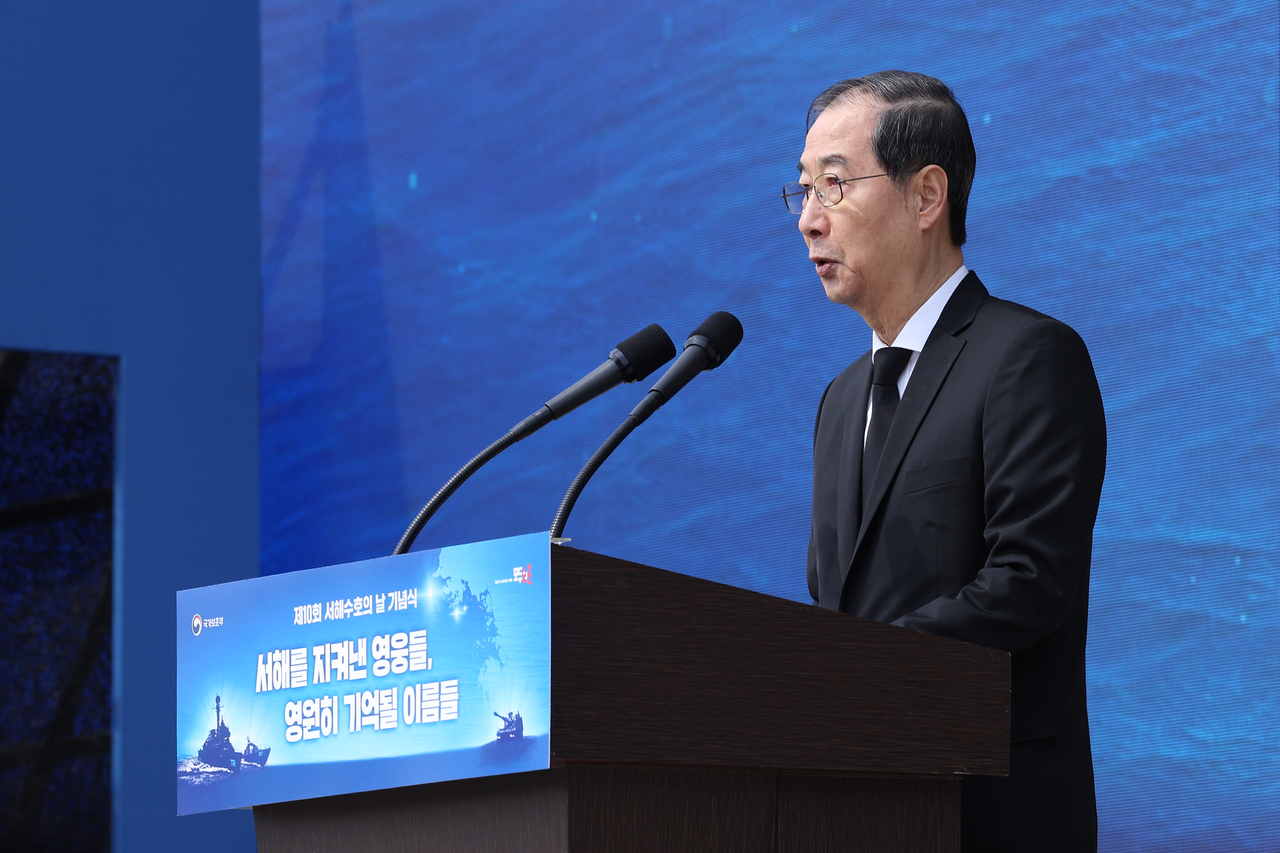 Acting President and Prime Minister Han Duck-soo delivers a speech at a ceremony marking the 10th West Sea Defense Day, held at the national cemetery in Daejeon, Friday. Yonhap