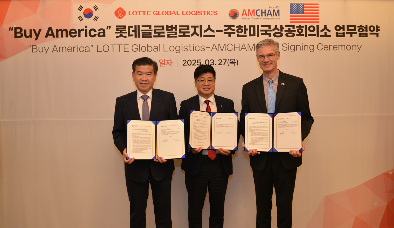 From left: AmCham chairman and CEO James Kim, Lotte Global Logistics CEO Kang Byong-ku and Alexei Kral, minister-counselor for economic affairs at the US Embassy in Seoul (AmCham)