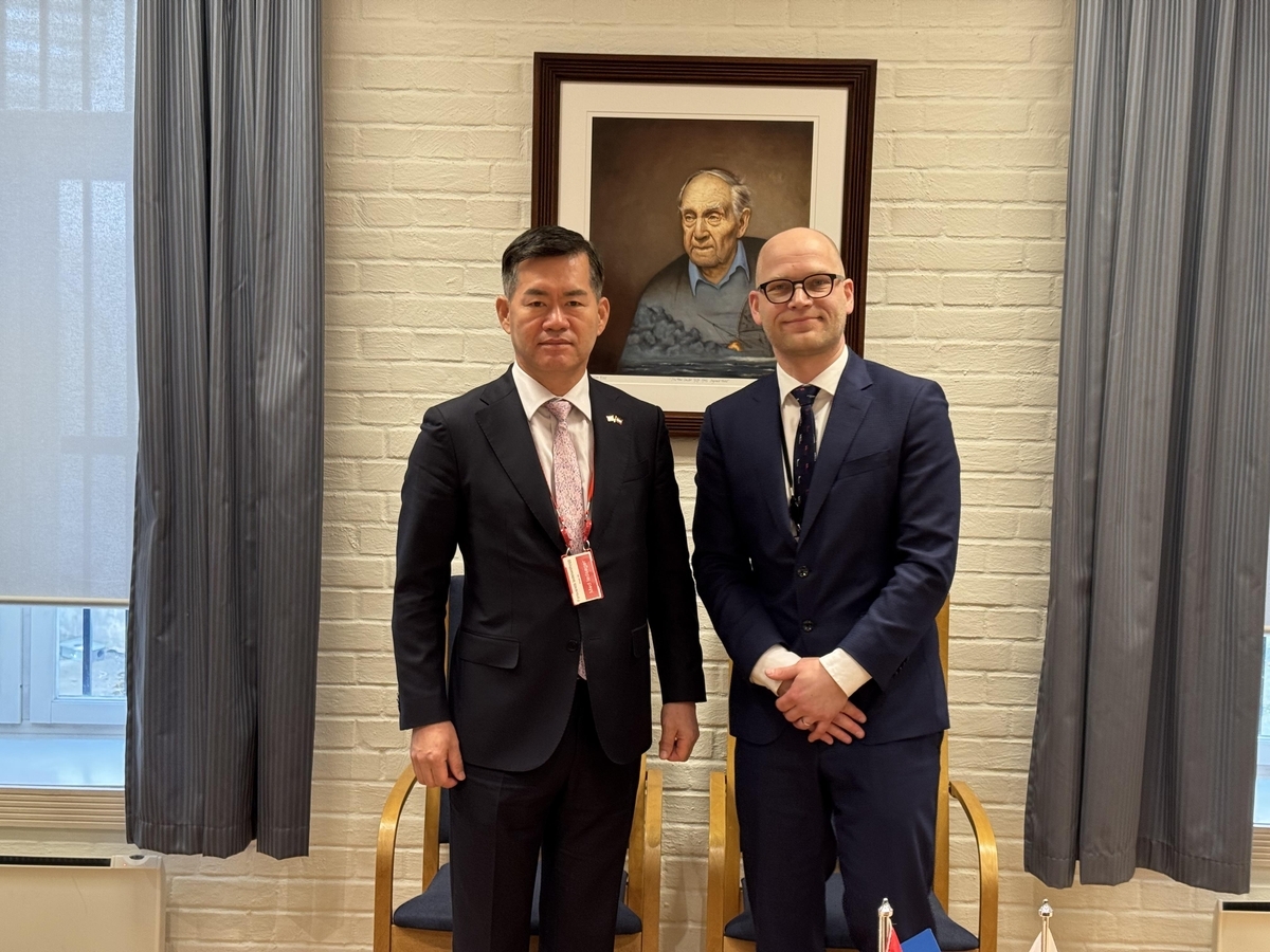 Seok Jong-gun (left), minister of the Defense Acquisition Program Administration, and Norway's State Secretary of Defense Andreas Flam pose for a photo during their meeting in Norway on Wednesday. (Defense Acquisition Program Administration)