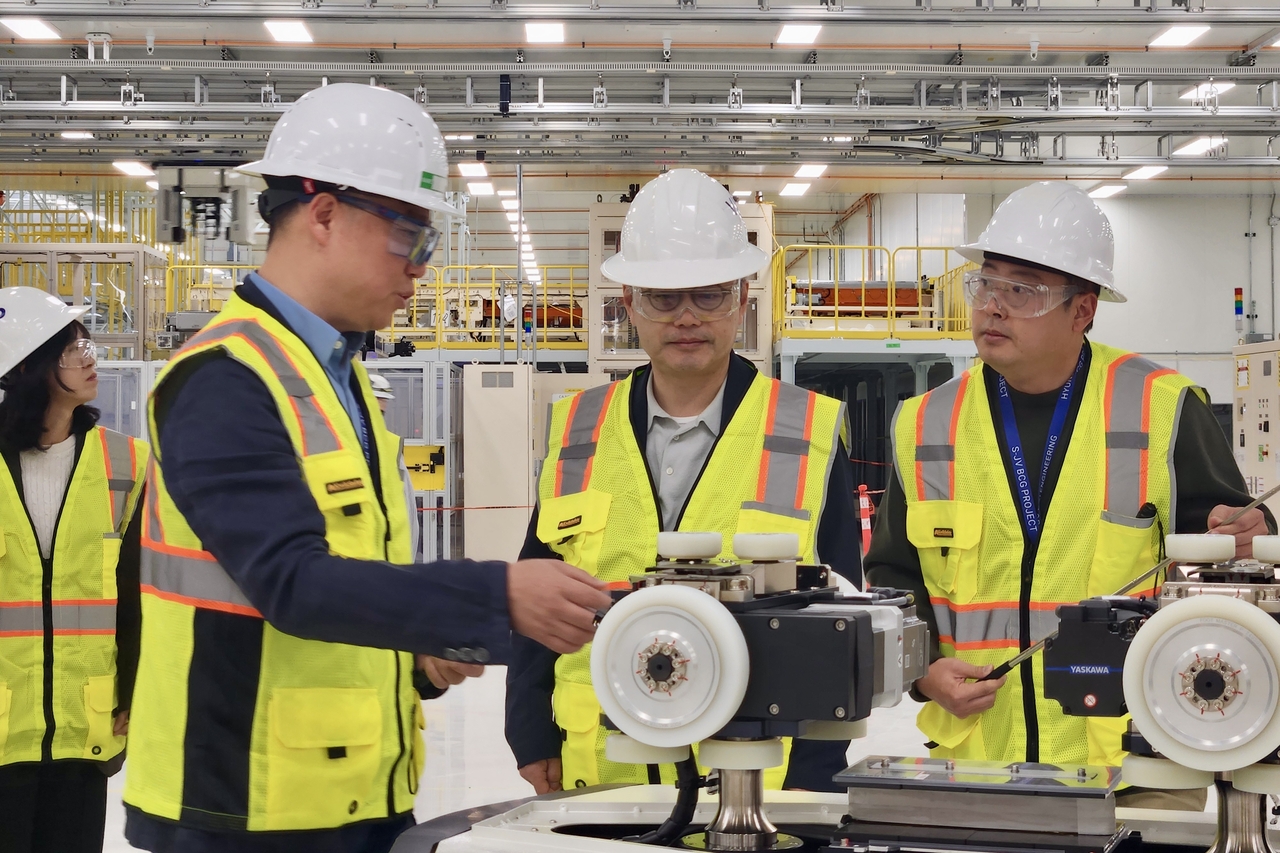 Export-Import Bank of Korea CEO Yoon Hee-sung (third from left) inspects a battery manufacturing plant under construction in Georgia's Bartow County, Thursday. (Eximbank)