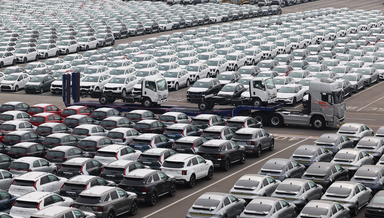 The file photo shows cars waiting to be exported near a port in Pyeongtaek, about 65 kilometers south of Seoul on Thursday. (Yonhap)