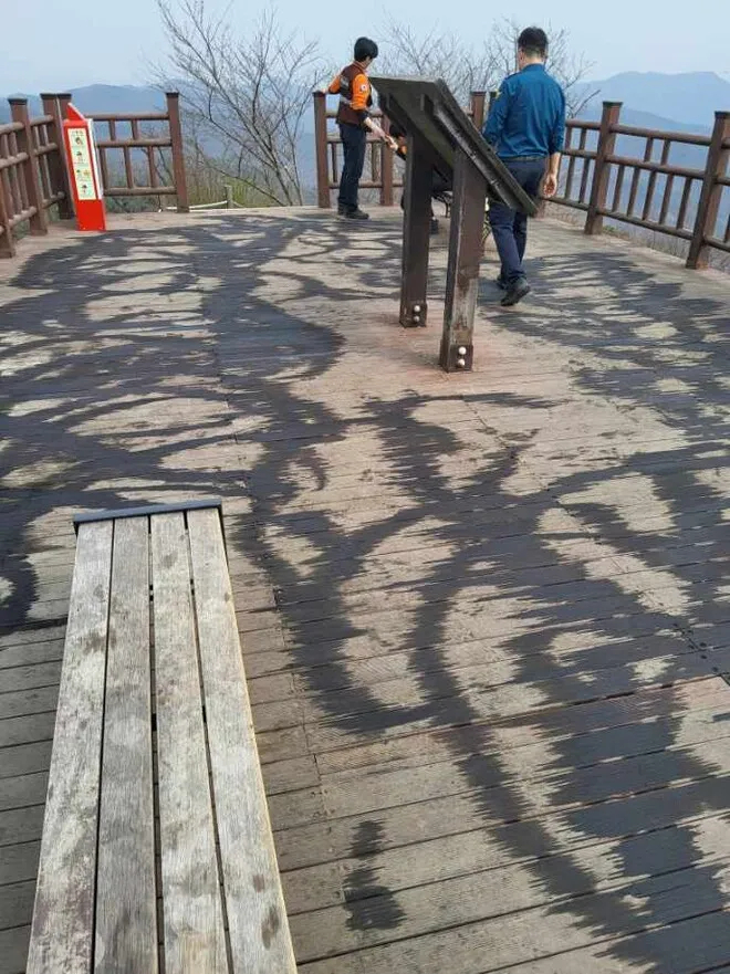 Liquid suspected to be petroleum is seen spread across a wooden deck at the summit of Taehaengsan in Hwaseong, Gyeonggi Province, Thursday. (Hwaseong Western Police Station)