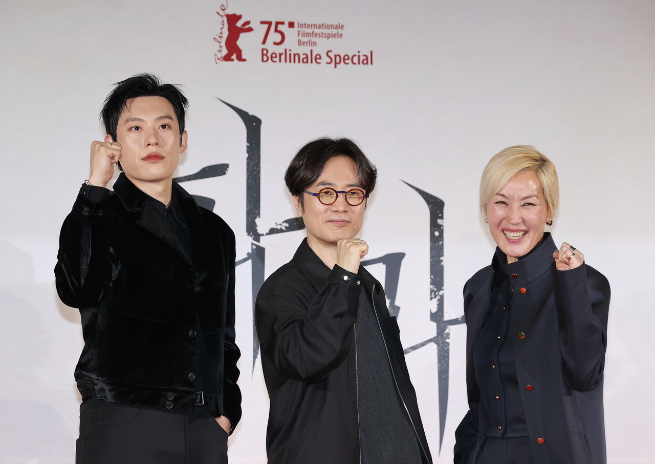 From left: Kim Sung-cheol, Min Kyu-dong and Lee Hye-young pose at a press event for "The Old Woman with the Knife" at Lotte Cinema Konkuk University on Thursday. (Yonhap)