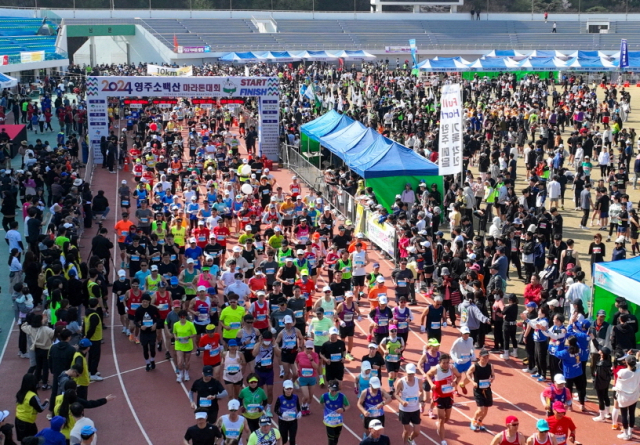 지난해 소백산마라톤대회 참가자들이 출발 하고 있다. (영주시제공)