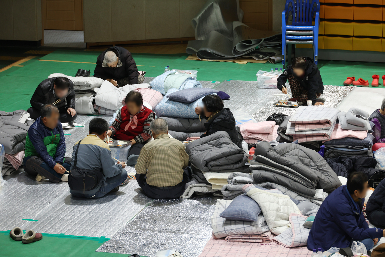 Residents of Yeongyang-gun, North Gyeongsang Province are seen at the Yeongyang-gun town hall on Friday, after massive wildfires forced them to evacuate from their village. (Yonhap)