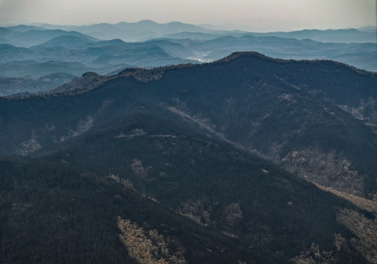 This photo, taken on Friday shows a mountainous area that a massive wildfire ripped through for one week in Uiseong, North Gyeongsang Province, southeastern South Korea, as forestry authorities say it was 95 percent contained as of 5 a.m. the same day. (Yonhap)