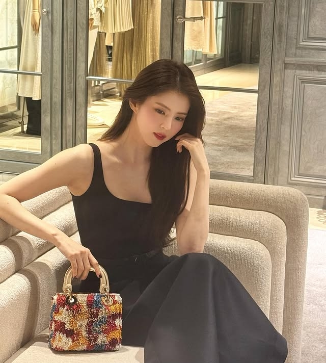 한소희, 명품보다 화려한 비주얼..스치듯 봐도 연예인 - 헤럴드뮤즈 (Herald Muse)