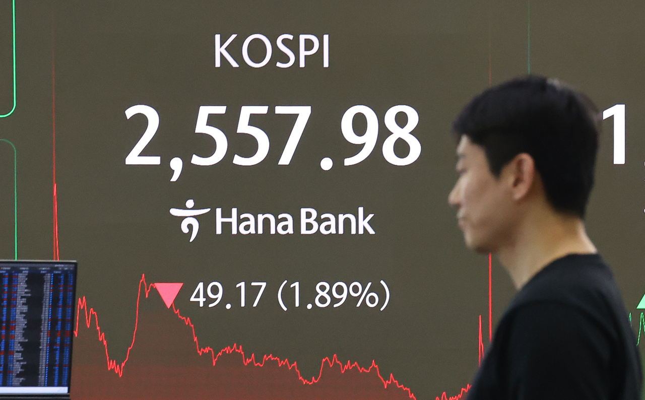 An electronic board showing the Korea Composite Stock Price Index at a dealing room of the Hana Bank headquarters in Seoul on Friday. (Yonhap)