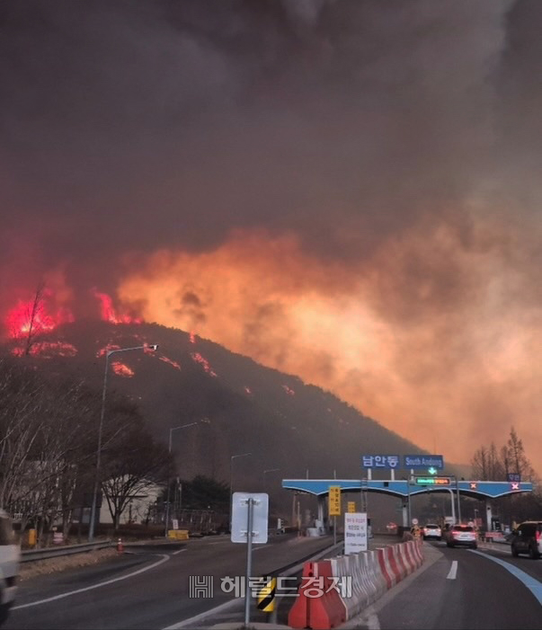 고속도로서 본 안동 산불(독자 권용성씨 제공)