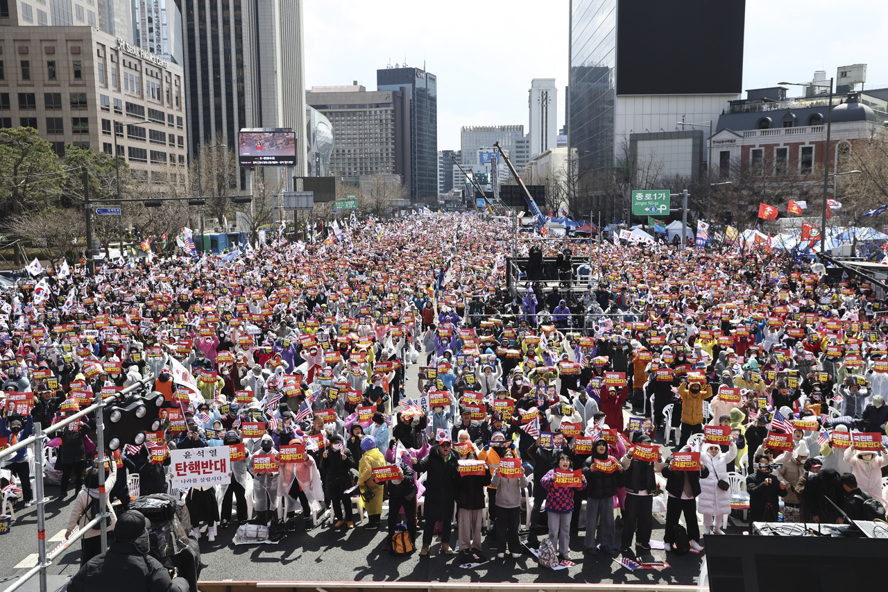Protesters denounce the impeachment of President Yoon Suk Yeol during a rally in central Seoul on Saturday. (Yonhap)