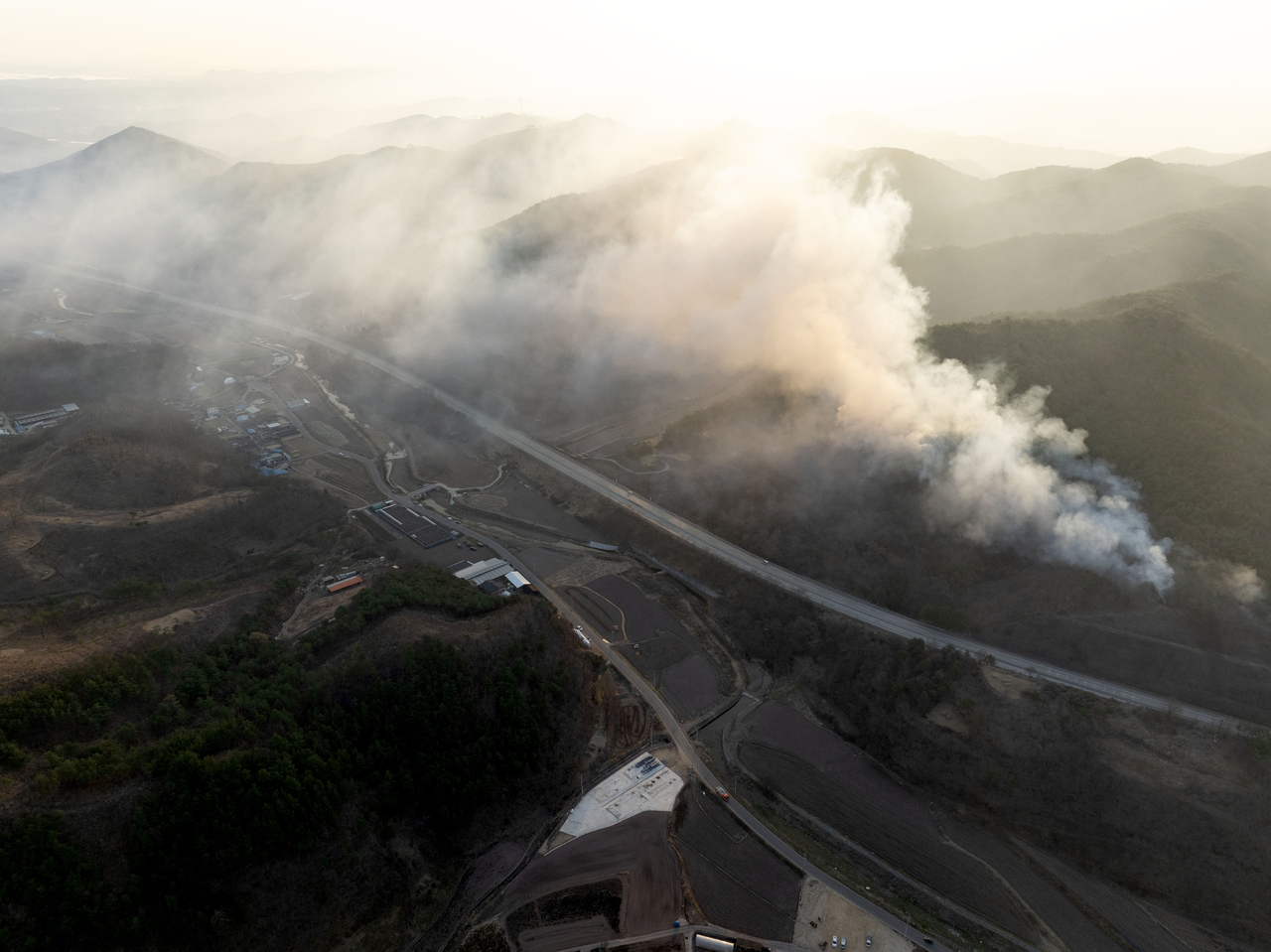 Smoke rises from a mountain in Andong, North Gyeongsang Province, on Saturday. (Yonhap)