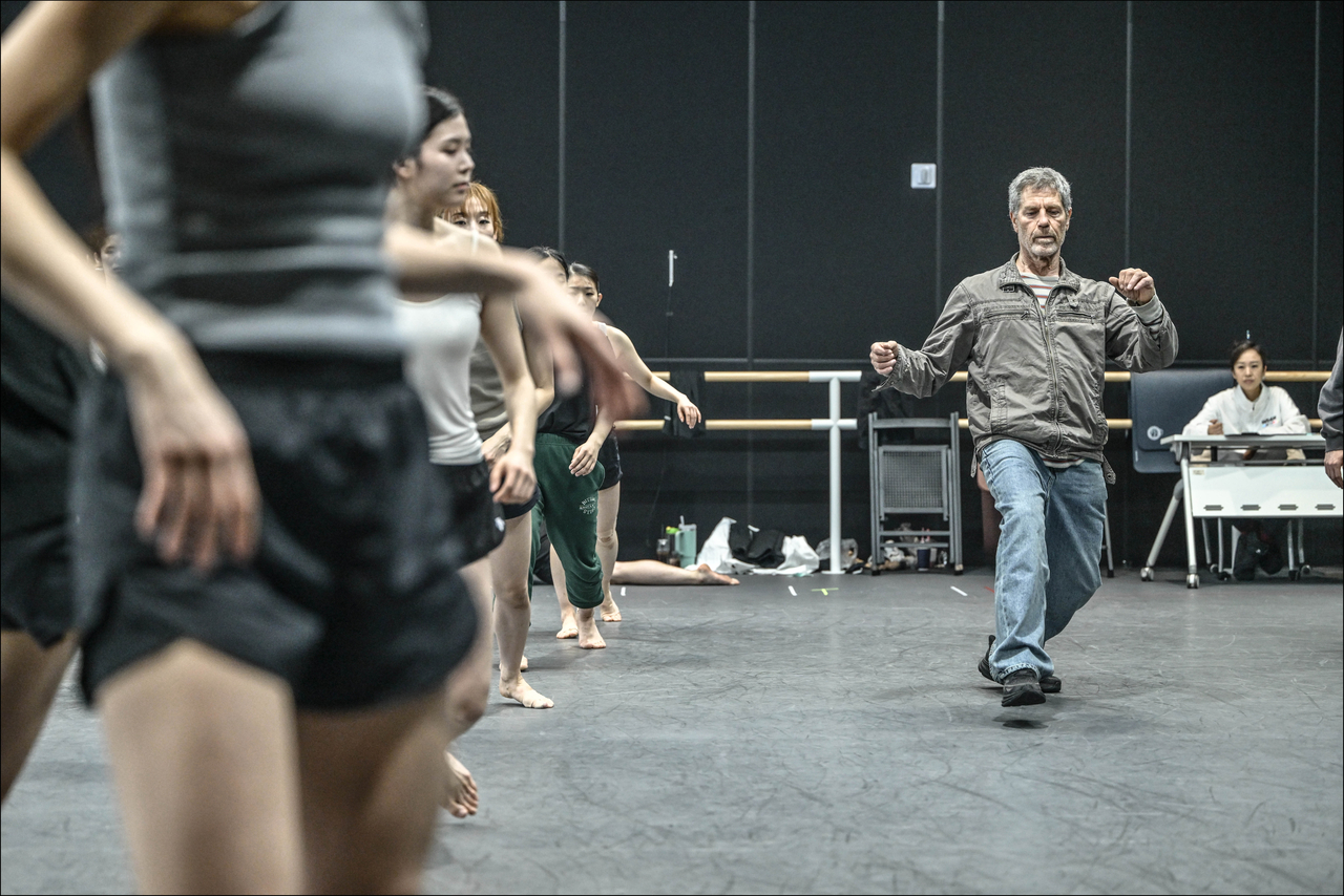 Israeli choreographer Ohad Naharin oversees a rehearsal for Seoul Metropolitan Ballet's "Decadance" in Seoul. (Sejong Center for the Performing Arts)