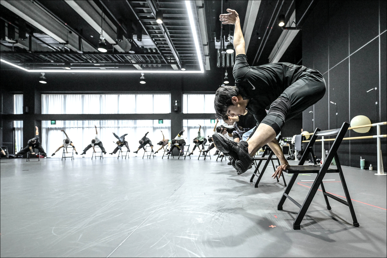 Dancers rehearse a scene from "Decadance." (Sejong Center for the Performing Arts)