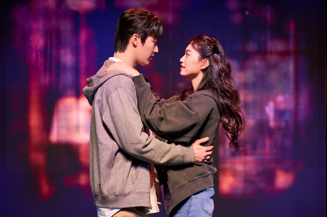 Kim Do-yeon (right) portrays the enigmatic con artist Anna in the play "Anna X." (Gleam Company)
