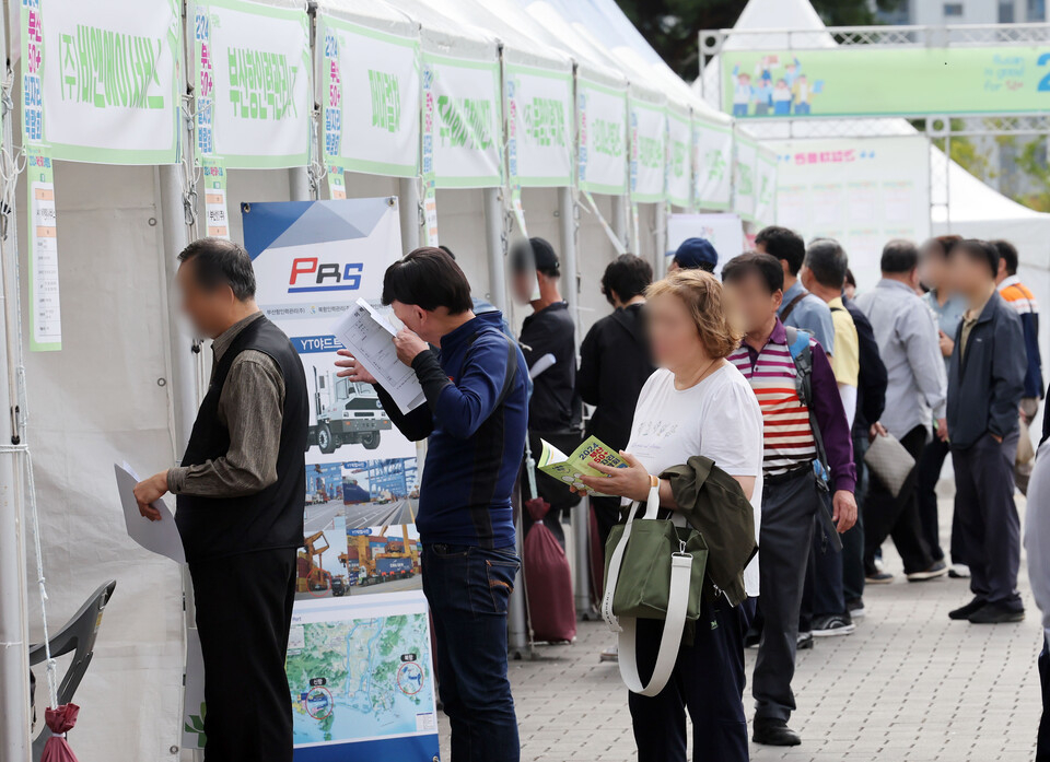 Job seekers line up for employment counseling at the Busan 50+ Employment Exhibition in Busan last year. (Newsis)