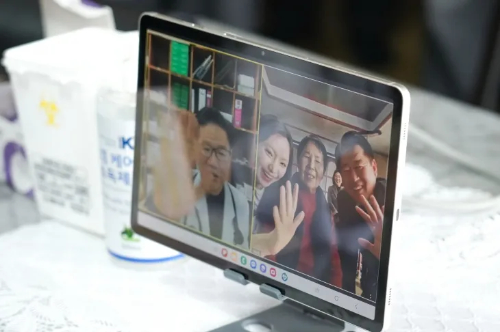 This file photo shows a doctor and patients waving their hands during a telemedicine service. (Jeju Special Self-Governing Province)