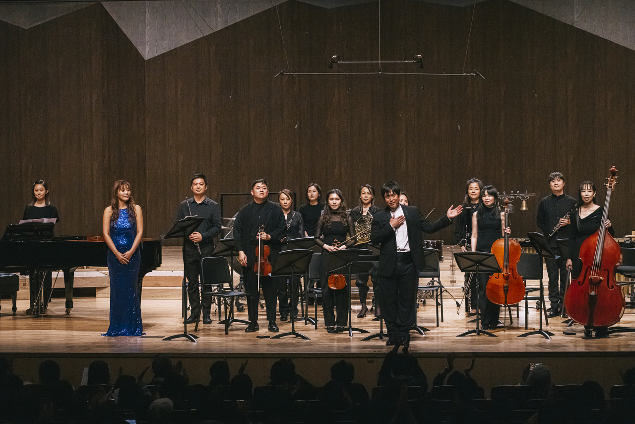 The Weiwuying Comtemporary Muisic Ensemble, led by conductor Yang Su-han (fifth from right) with soprano Cheng Szu-yun (second from left), greets the audience after "Hommage a Isang Yun," a performance tributed to Isang Yun, Saturday at the Tongyeong Concert Hall in Tongyeong, South Gyeongsang Province. (TIMF)