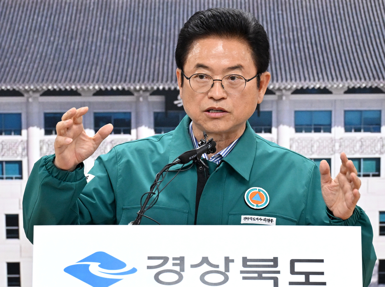 이철우 경북지사는 30일 오후 경북도청 브리핑룸에서 북부지역 초대형 산불 피해 대책 등과 관련,한 언론브리핑을 열고 있다.[경북도 제공]