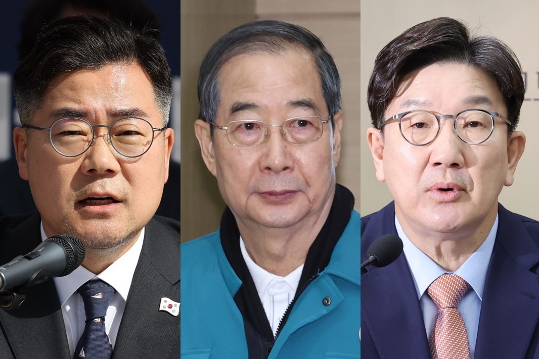 Democratic Party of Korea Floor Leader Rep. Park Chan-dae (from left), acting President Han Duck-soo and People Power Party Floor Leader Rep. Kweon Seong-dong (Yonhap)