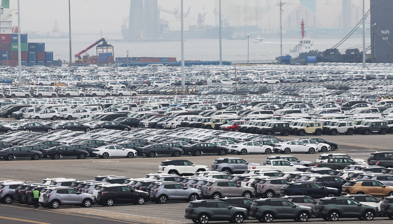 Export vehicles are parked at Pyeongtaek Port in Gyeonggi Province, Thursday. (Yonhap)