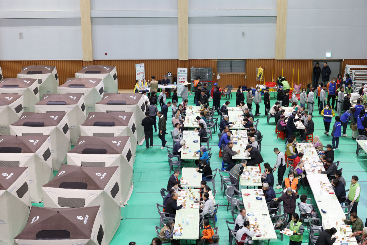 Evacuees have lunch at a sports center serving as a temporary shelter for wildfire victims in Cheongsong-gun, North Gyeongsang Province, Sunday. Residents have remained displaced for six days, since the blaze began on March 25. (Yonhap)