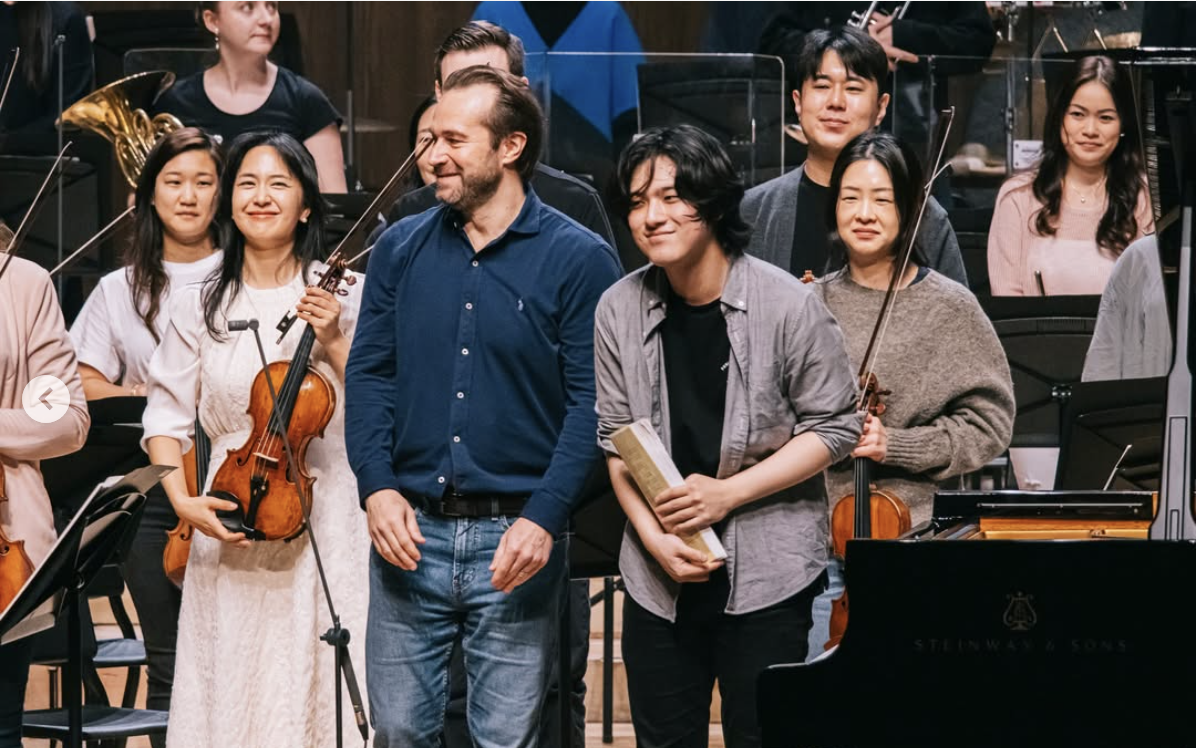 French conductor Fabien Gabel (second from left) and South Korean pianist Lim Yunchan (right) greet the audience at the Tongyeong International Music Festival at the Tongyeong Concert Hall in Tongyeong, South Gyeongsang Province, Friday. (TIMF)