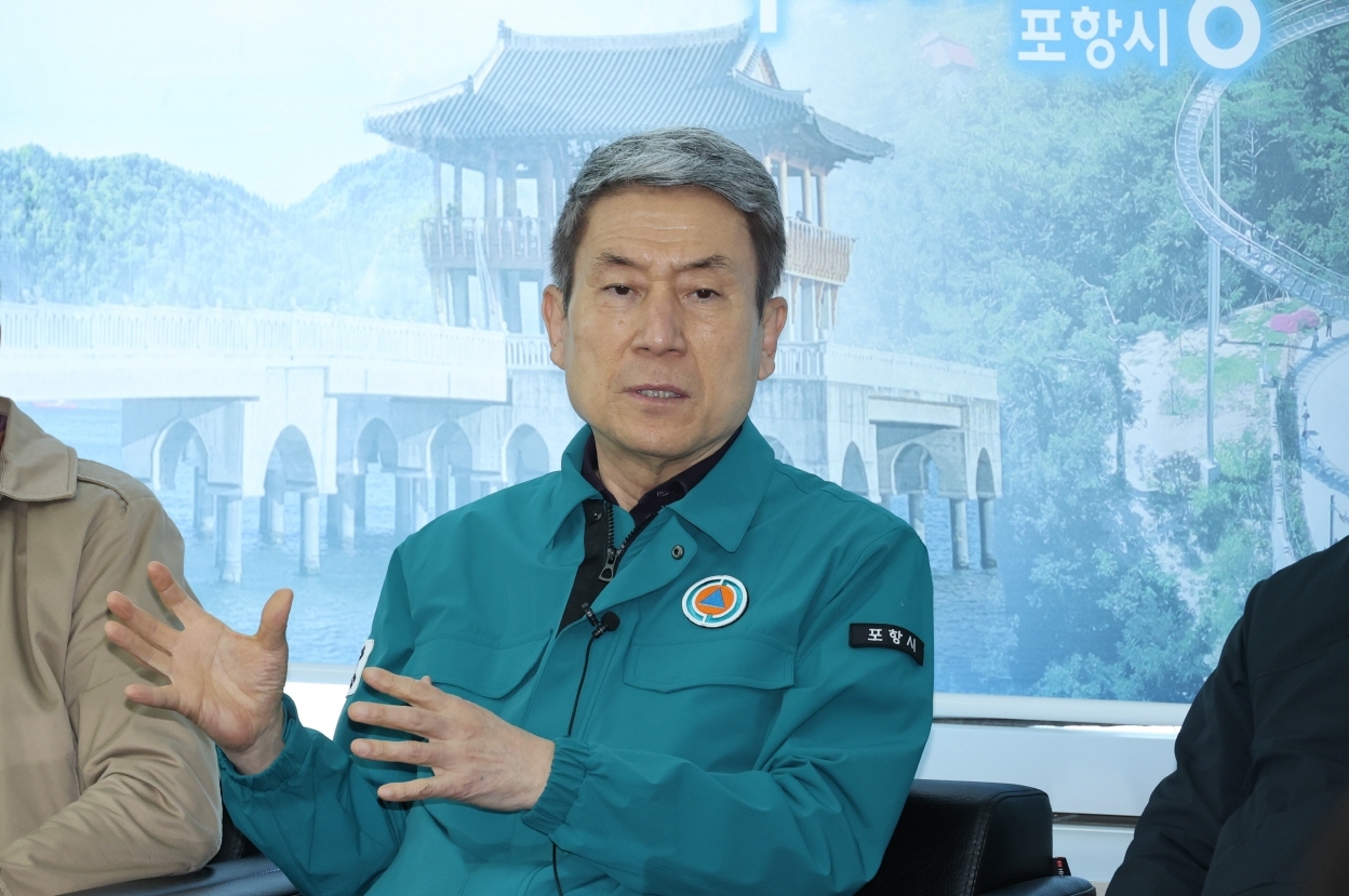 이강덕 포항시장이 산불 피해지역 지원 계획을 설명하고 있다(포항시 제공)