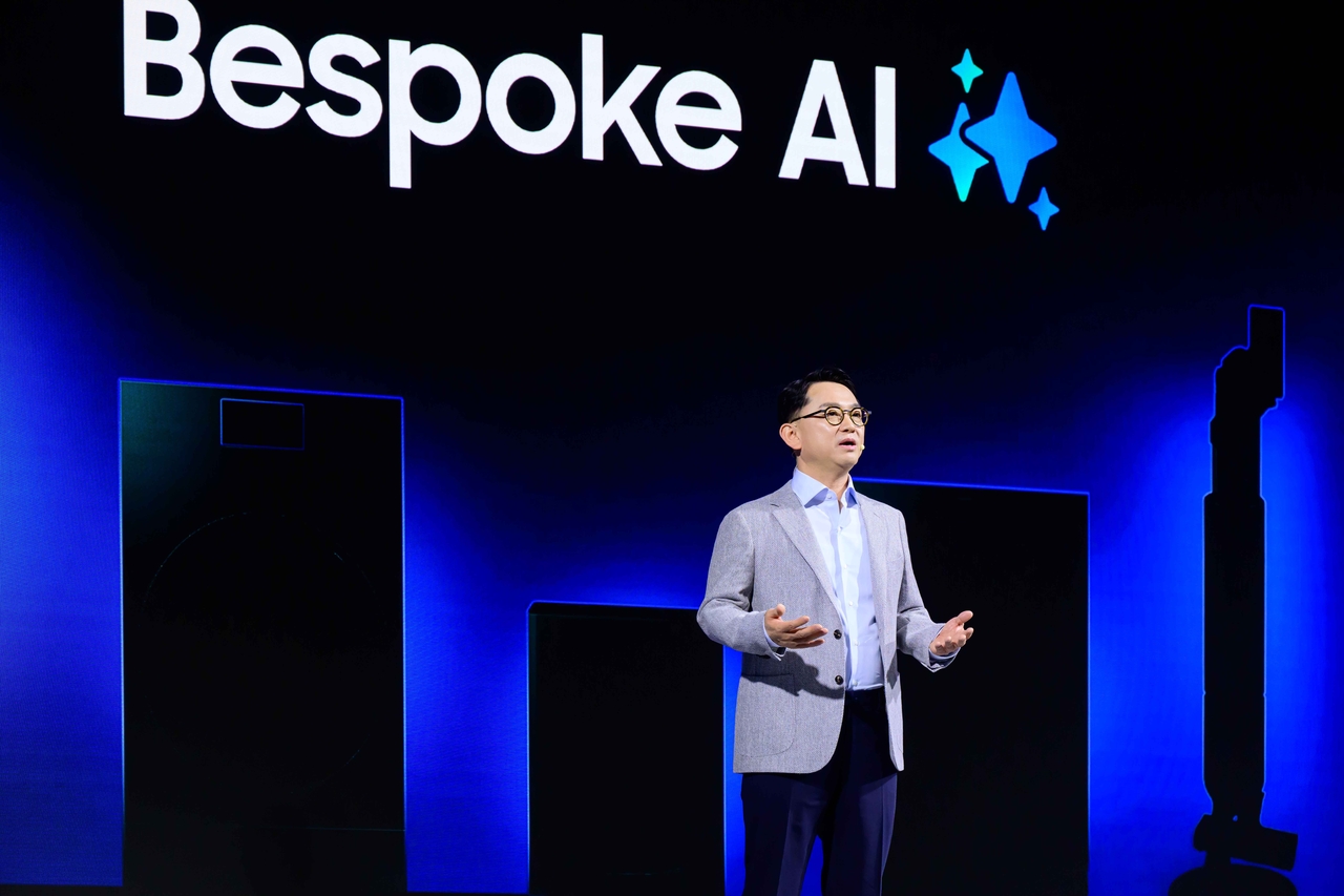 Moon Jong-seung, vice president and head of development at Samsung's Digital Appliances Division, presents the company's lineup of 2025 Bespoke AI home appliances on Friday in Seoul. (Samsung Electronics)