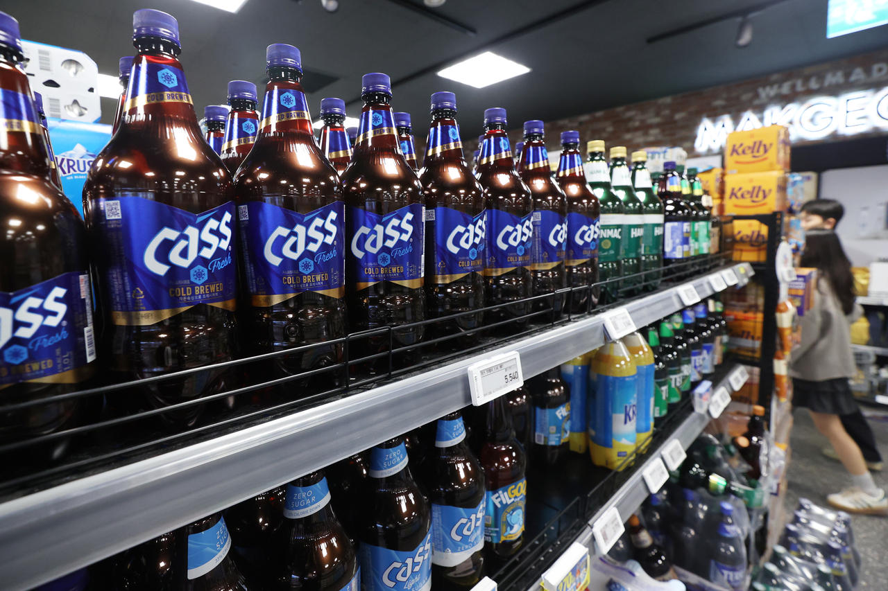 Cass beer on display at a local hypermarket in Seoul on March 21. (Yonhap)