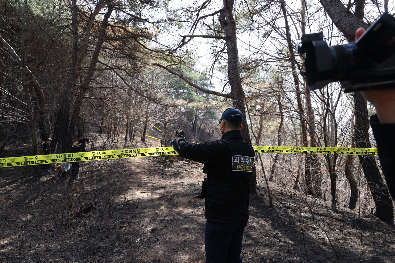 Police investigate the suspected origin of the wildfire in Uiseong-gun, North Gyeongsang Province, on Saturday. (Yonhap)