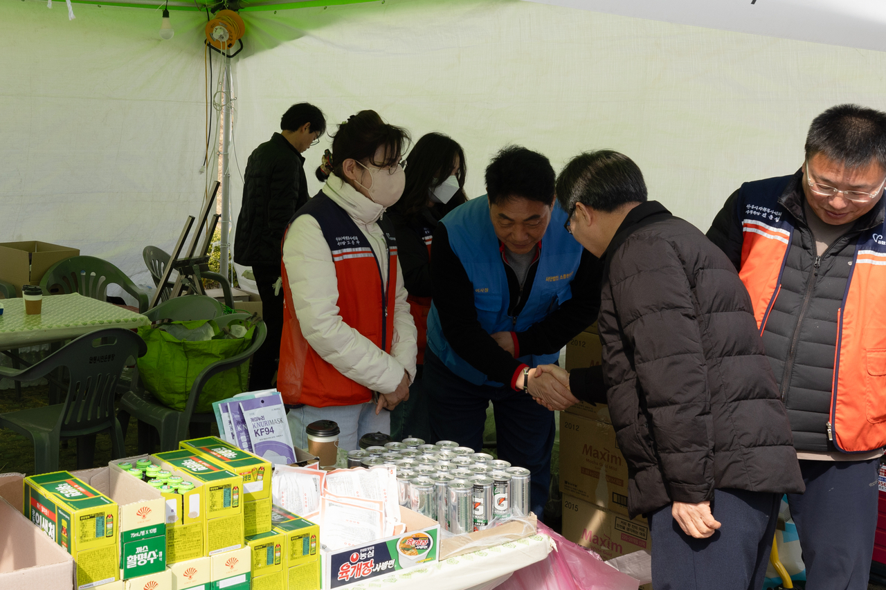 29일 오후 김동연 경기도지사가 경북지역 산불 대응자원집결지에서 자원봉사자들을 격려하고 있다.[경기도 제공]