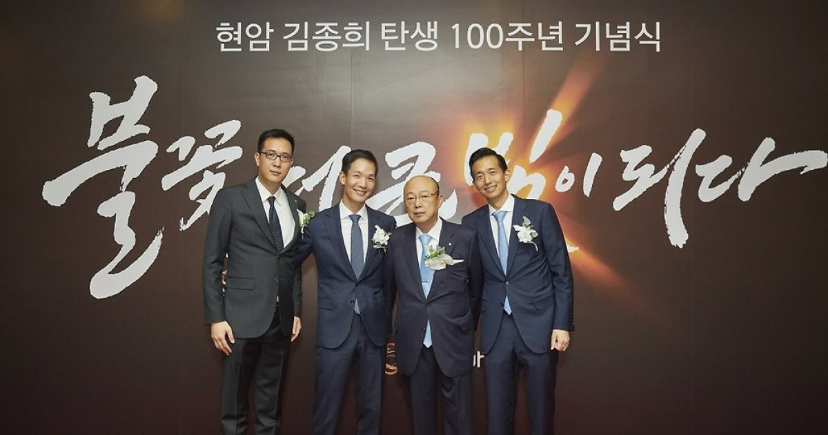From left: Hanwha Galleria Vice President Kim Dong-sun, Hanwha Life President Kim Dong-won, Hanwha Group Chairman Kim Seoug-youn and Hanwha Group Vice Chairman Kim Dong-kwan pose for a photo during a ceremony for the 100th anniversary of the birth Hanwha Group founder Kim Chong-hee at 63 Convention Center in Seoul in November 2022. (Hanwha Group)
