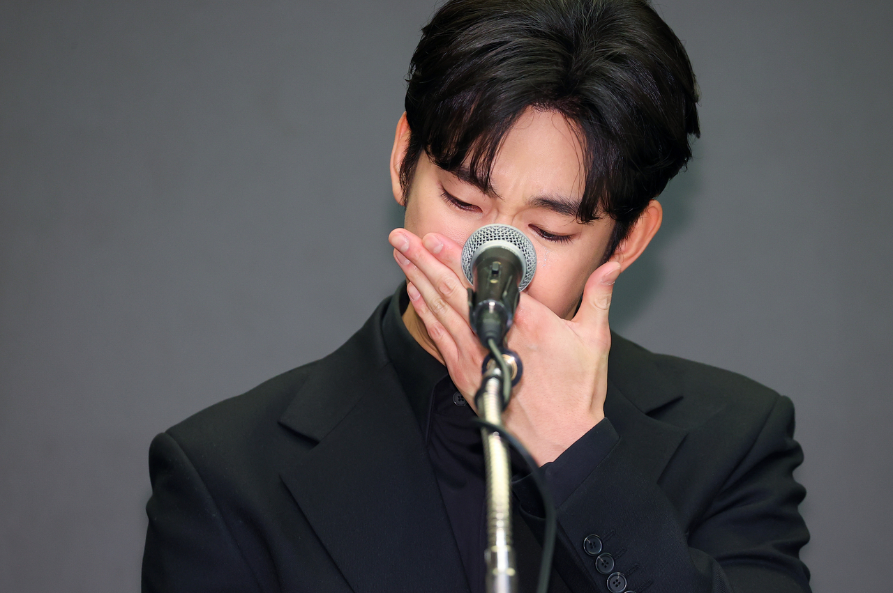 Kim Soo-hyun cries at a press conference held in Sangam-dong, Seoul, Monday. (Yonhap)