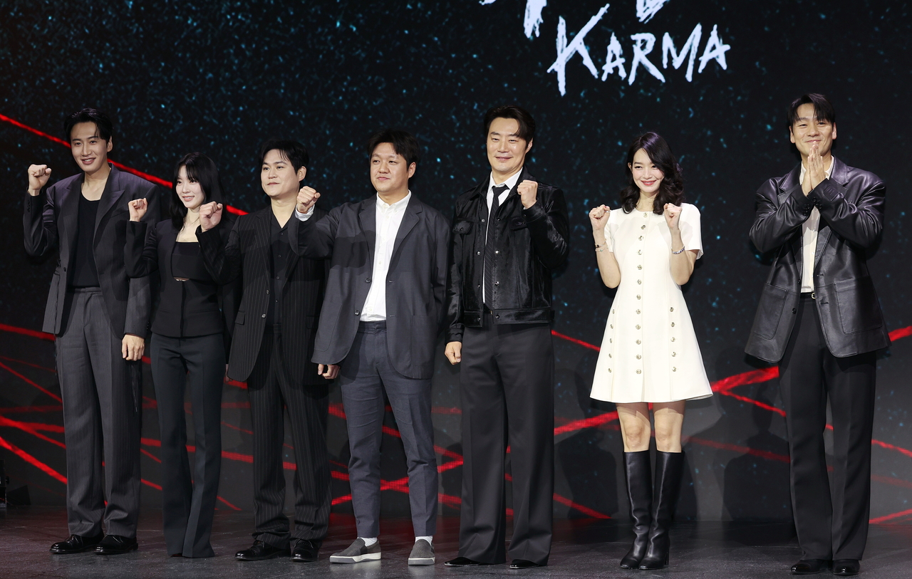 (From left) Lee Kwang-soo, Gong Seung-yeon, Kim Sung-gyun, Director Lee Il-hyoung, Lee Hee-jun, Shin Min-a and Park Hae-soo pose for a photo during a press conference held in Jongno-gu, Seoul, Monday. (Yonhap)