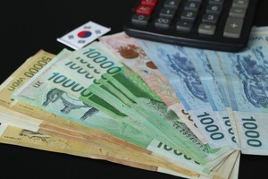 'Half of top 100 firms record average salary of 100m won or more'