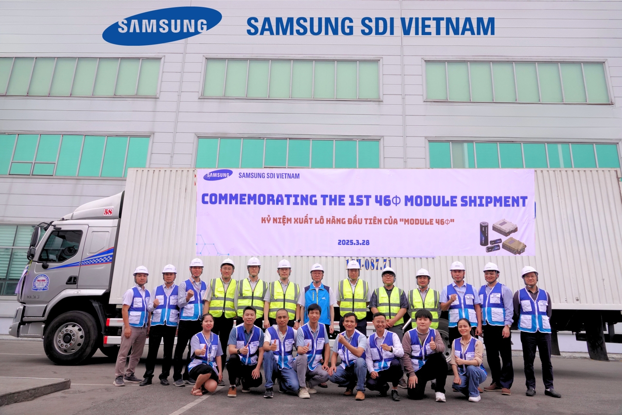 Samsung SDI officials hold a shipment ceremony for 46-series cylindrical battery modules produced at its Vietnam subsidiary on Friday. (Samsung SDI)
