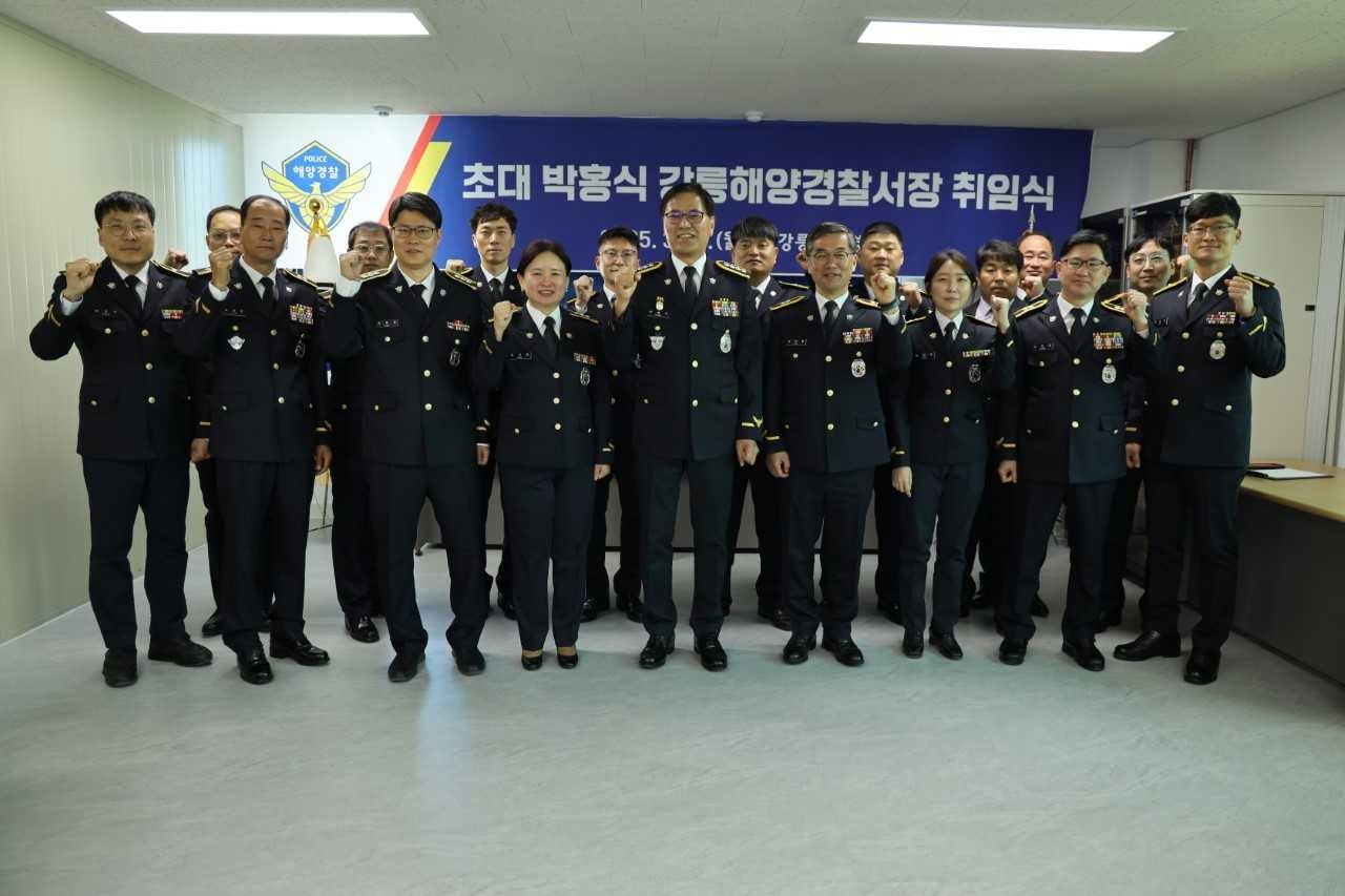 초대 강릉해양경찰서장에 취임한 박홍식 서장이 긴부 직원들과 기념사진을 찍고 있다(강릉해경제공)