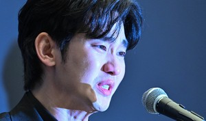 “미성년 교제는 아니었다” 기자회견 통해 입장 밝힌 김수현 [임기자의 뷰파인더]