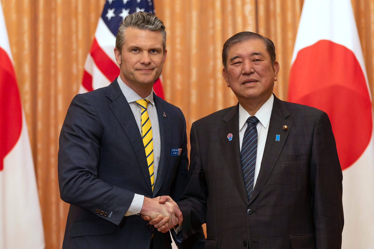 US Secretary of Defense Pete Hegseth, left, shakes hands with Japanese Prime Minister Shigeru Ishiba at the prime minister's office in Tokyo Sunday, March 30, 2025. (AP-Yonhap)