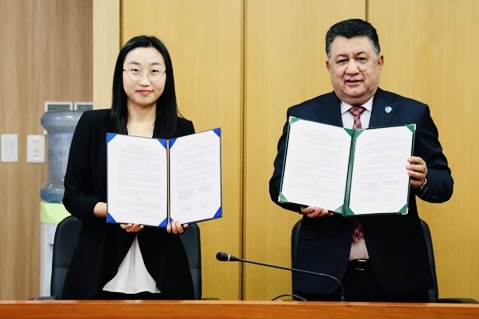 Mukhamedov Gairat (right), director general of Uzbekistan’s Center for State Environmental Expertise, and Kim Yumi, head of the environmental assessment group, division for land policy assessment, at the Korea Environment Institute, pose for a photo after signing a memorandum of understanding in Seoul on Thursday. (Embassy of Uzbekistan in Seoul)