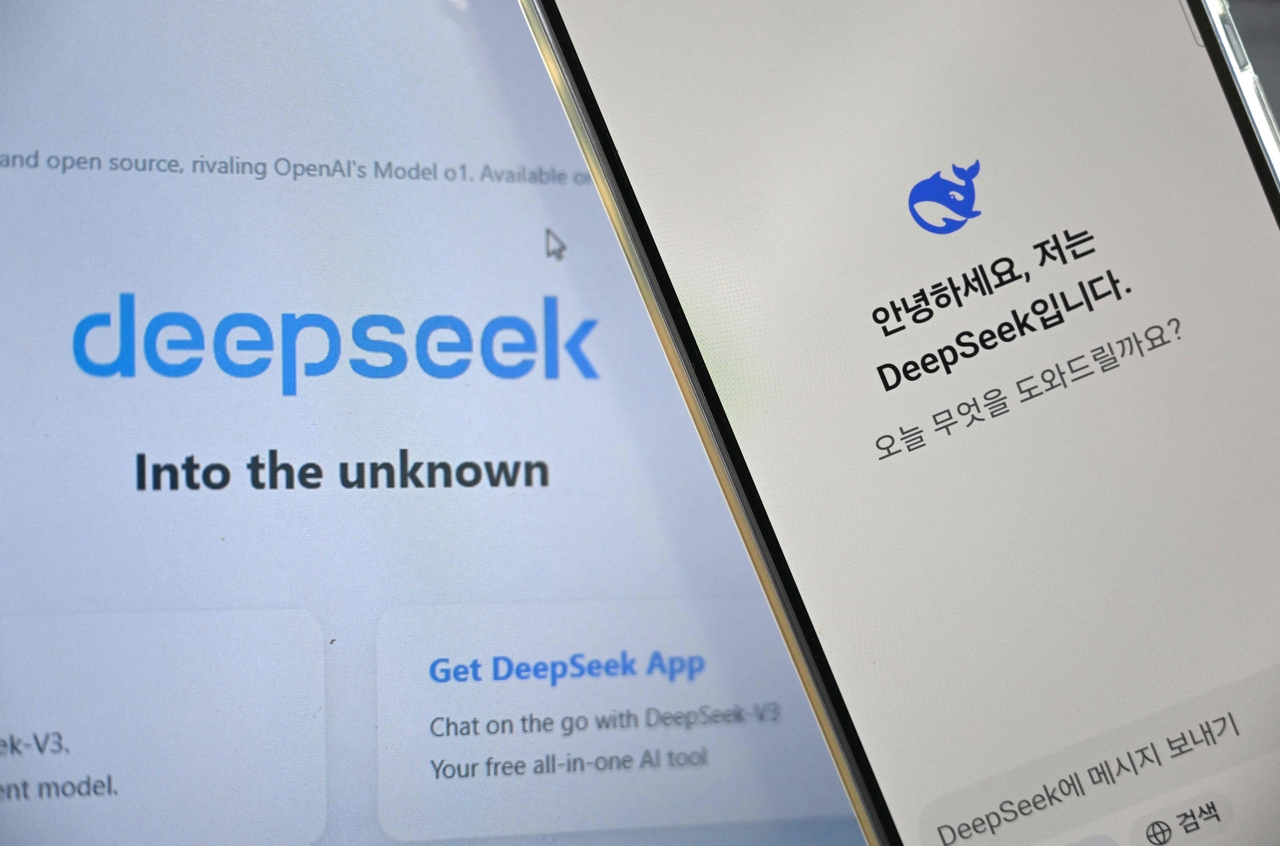 The logo of DeepSeek is displayed alongside its AI assistant app on a smartphone. (AFP-Yonhap)