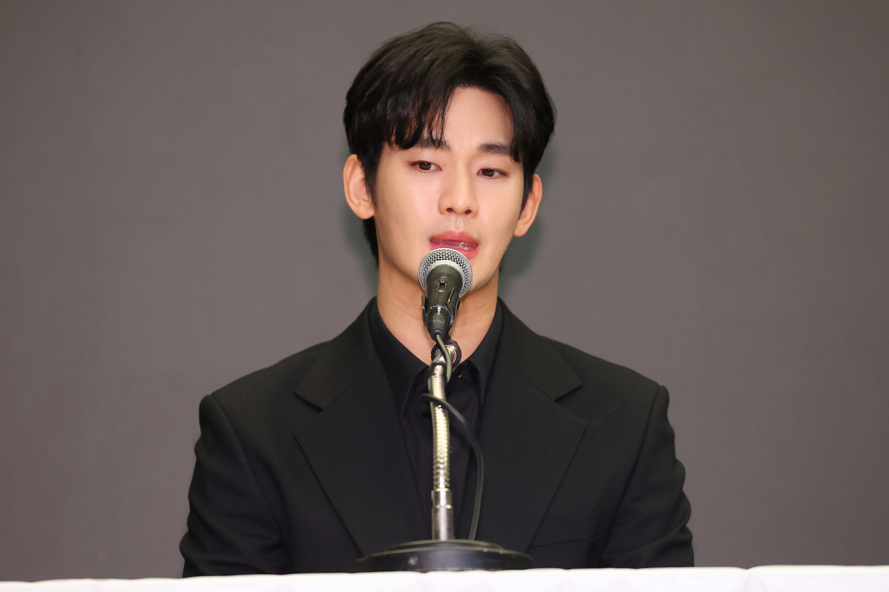 Kim Soo-hyun speaks at a press conference held in Sangam-dong, Seoul, Monday. (Yonhap)