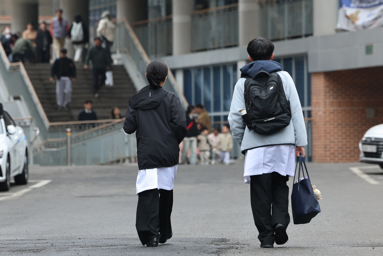 Students walk on the campus of Seoul National University College of Medicine in central Seoul on Thursday. (Yonhap)