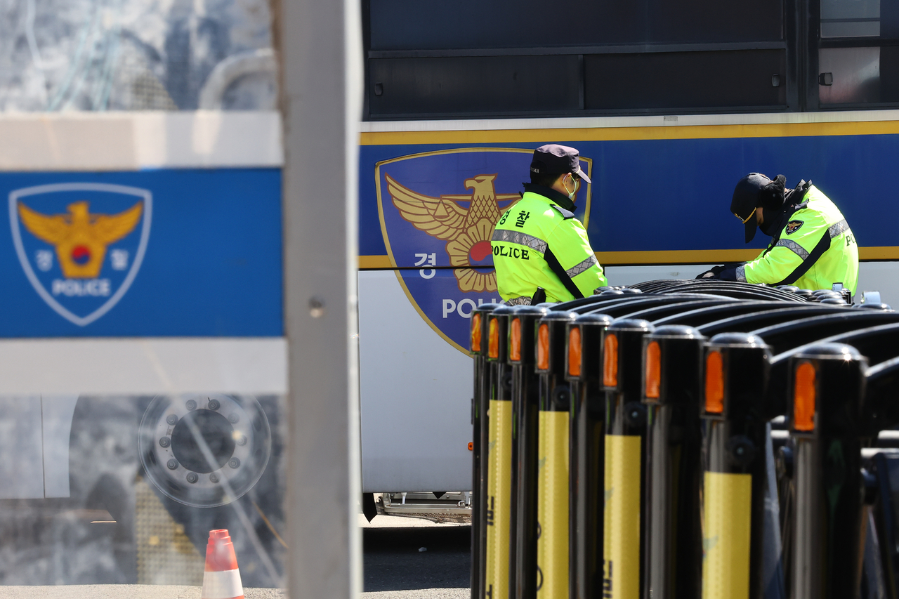 Police are on duty in front of the Constitutional Court in Jongro-gu, Seoul on March 28. (Yonhap)