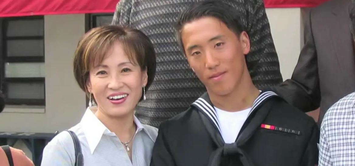 미국 항공우주국(NASA) 한국계 우주비행사인 조니 김(오른쪽)과 그의 어머니. [나사 익스플로어]