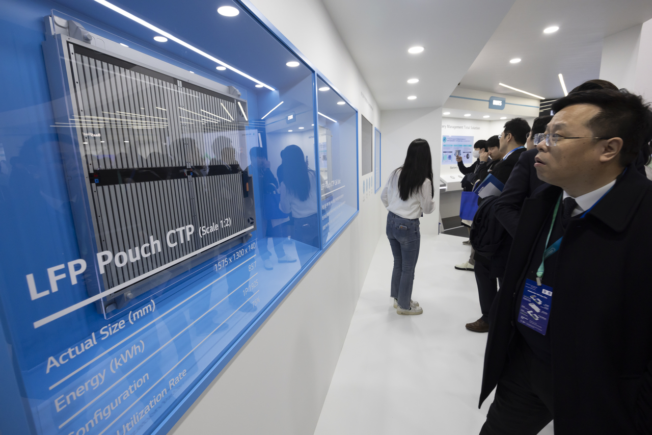 Visitors to the LG Energy Solution booth view displays on the Cell-to Pack technology for LFP pouch cells at the InterBattery 2025 expo on Mar. 5 in Gangnam, Seoul. (Yonhap)