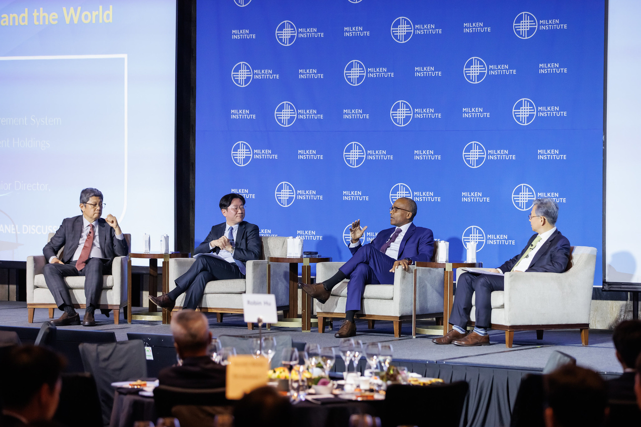 From left: The Milken Institute's Asia Chair Robin Hu, Korea Investment Corporation CIO Lee Hoon, Pennsylvania Municipal Retirement System CEO and CIO Timothy Reese and Korea Investment Holdings Executive Vice President Yang Tae-won participate in a panel discussion at the inaugural Global Dinner Dialogue, an event hosted by the Milken Institute at a Seoul hotel on Thursday. (The Milken Institute)