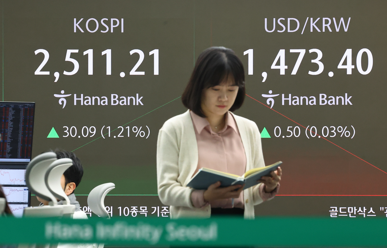 An electronic board showing the Korea Composite Stock Price Index at a dealing room of the Hana Bank headquarters in Seoul on Tuesday. (Yonhap)