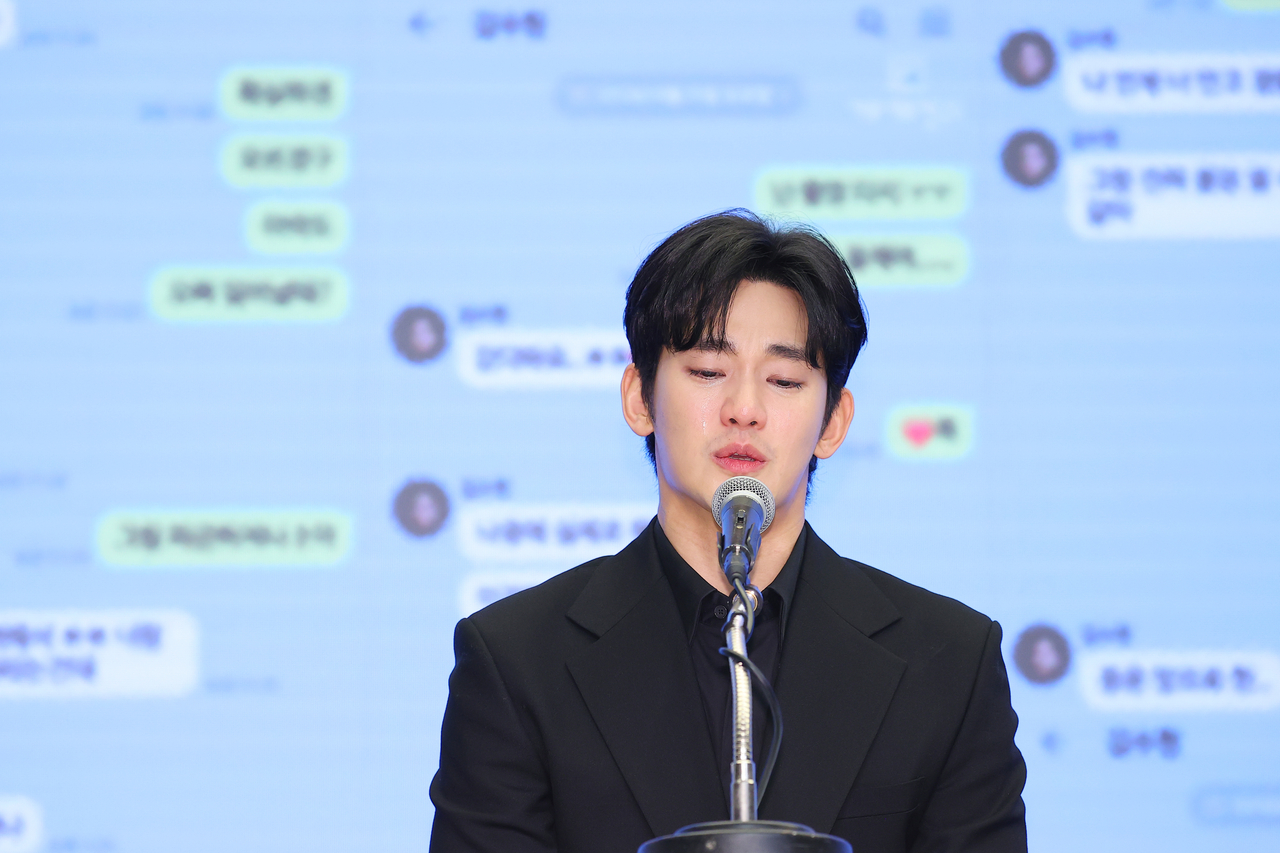 배우 김수현이 31일 오후 서울 마포구 스탠포드 호텔에서 미성년자였던 배우 고 김새론과 교제했다는 의혹과 관련해 입장발표 기자회견을 하고 있다. [연합]