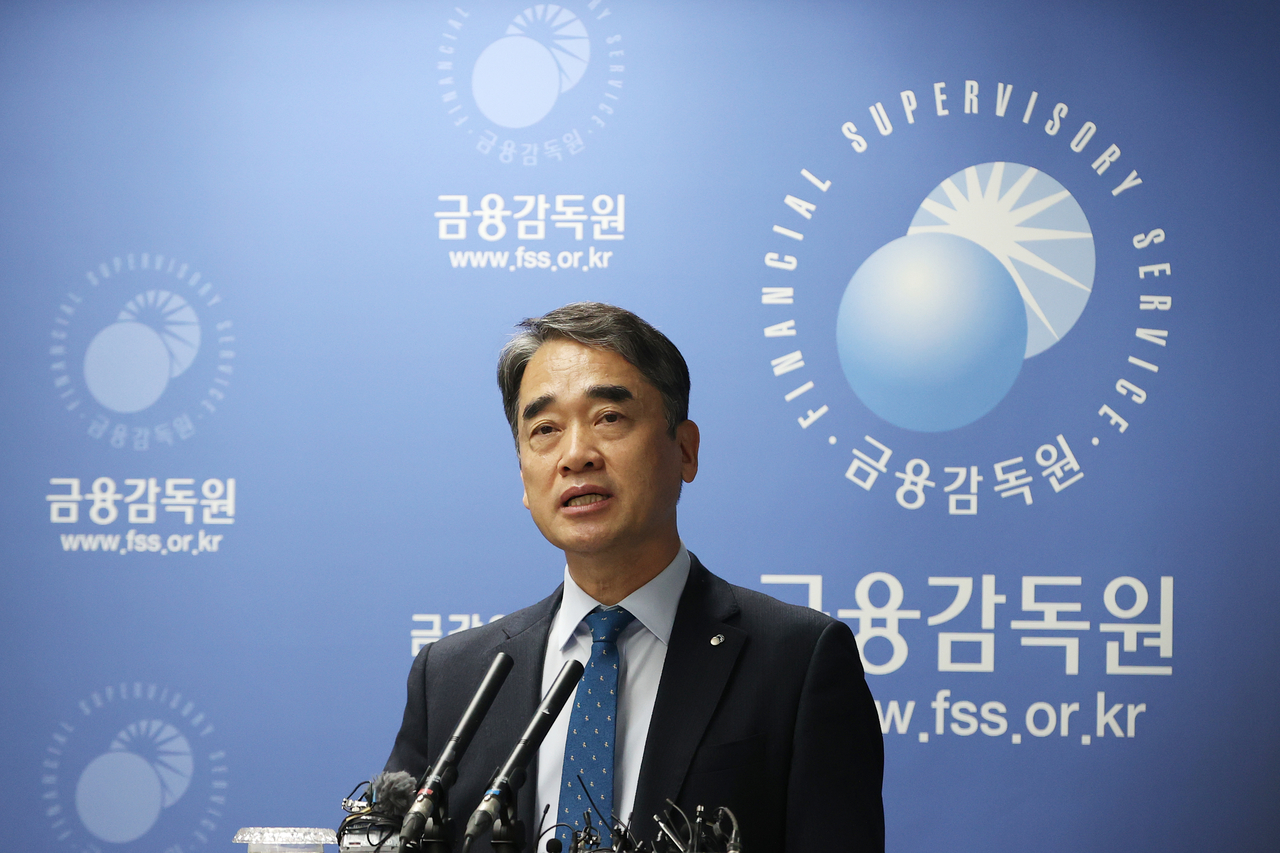 Financial Supervisory Service Senior Deputy Gov. Hahm Yong-il speaks at a press briefing held at the watchdog’s headquarters in Yeouido, western Seoul on Tuesday. (Yonhap)